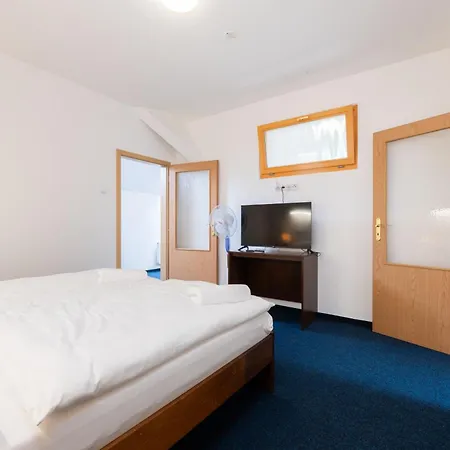 Hotel širák