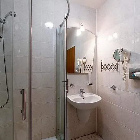 Sirak فندق 3*